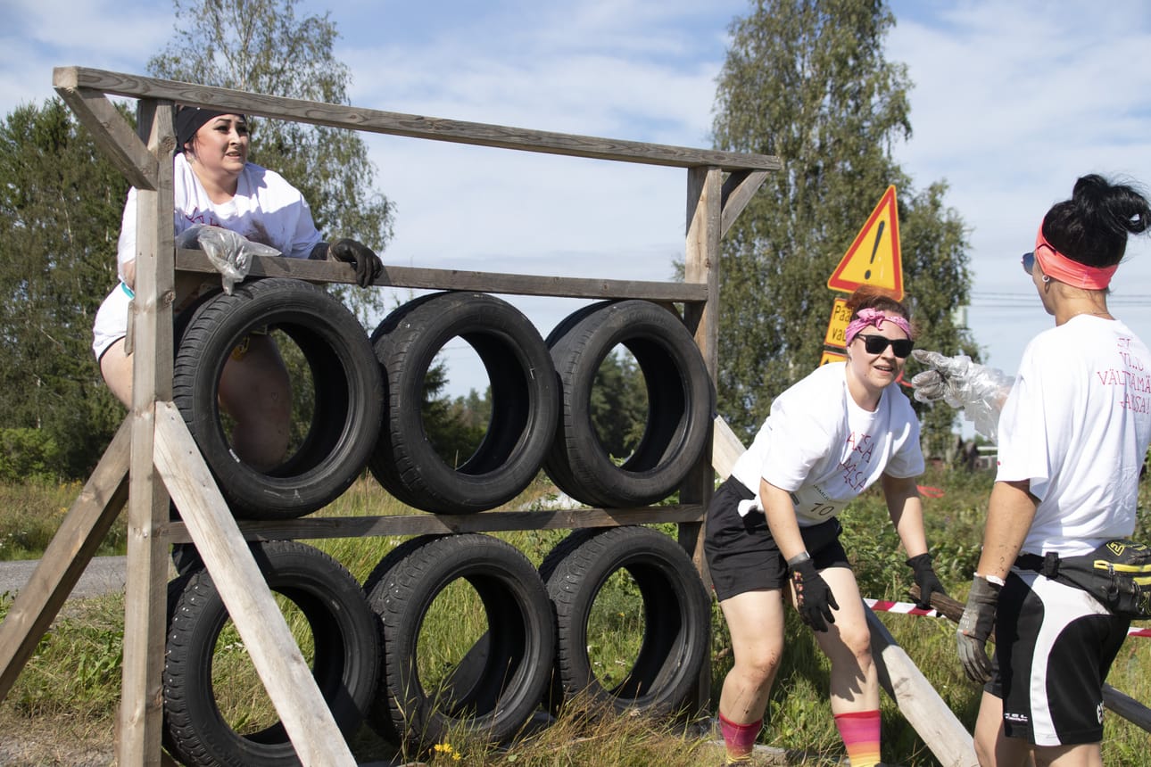 Team Krikajen trio rengasesteellä.