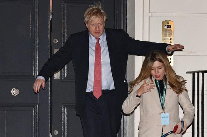 Britannian vaalien ovensuukyselyt ennustavat pääministeri Boris Johnsonin konservatiivipuolueelle odotettua enemmistöä parlamentin alahuoneessa.