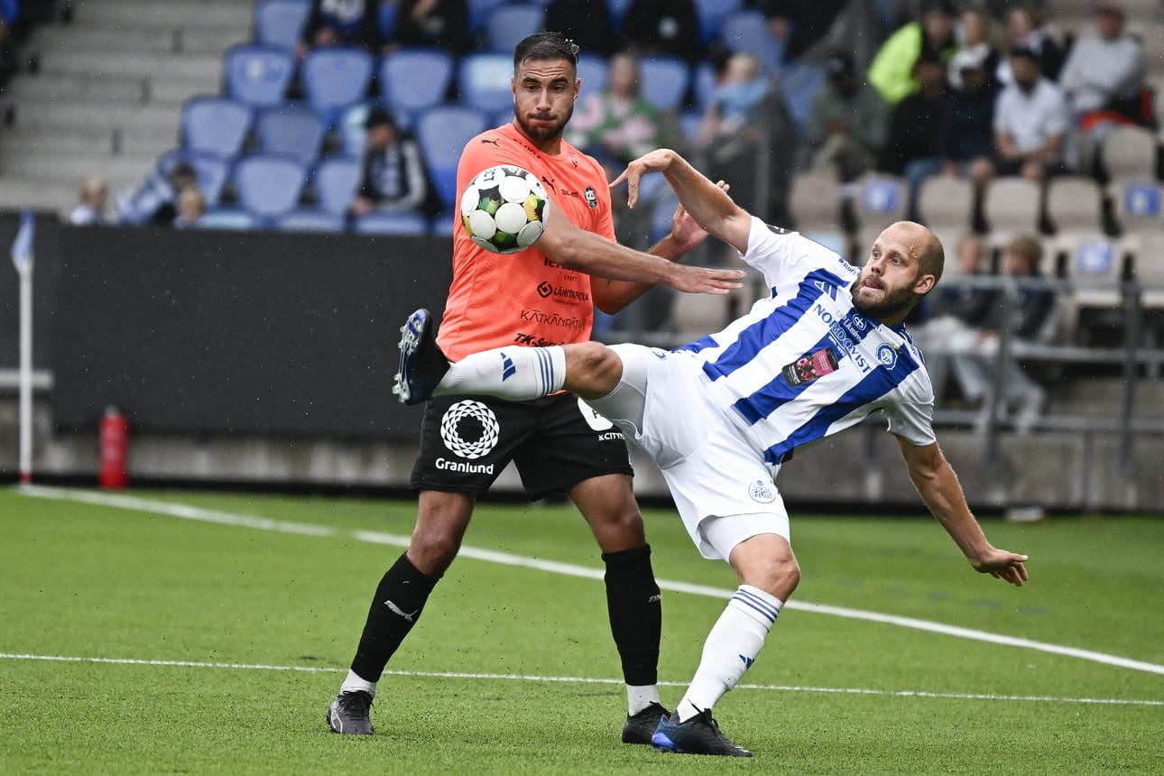 SJK Akatemiaan loppukaudeksi siirtynyt TPS:n Akim Sairinen on tässä HJK:n Teemu Pukin esteenä.