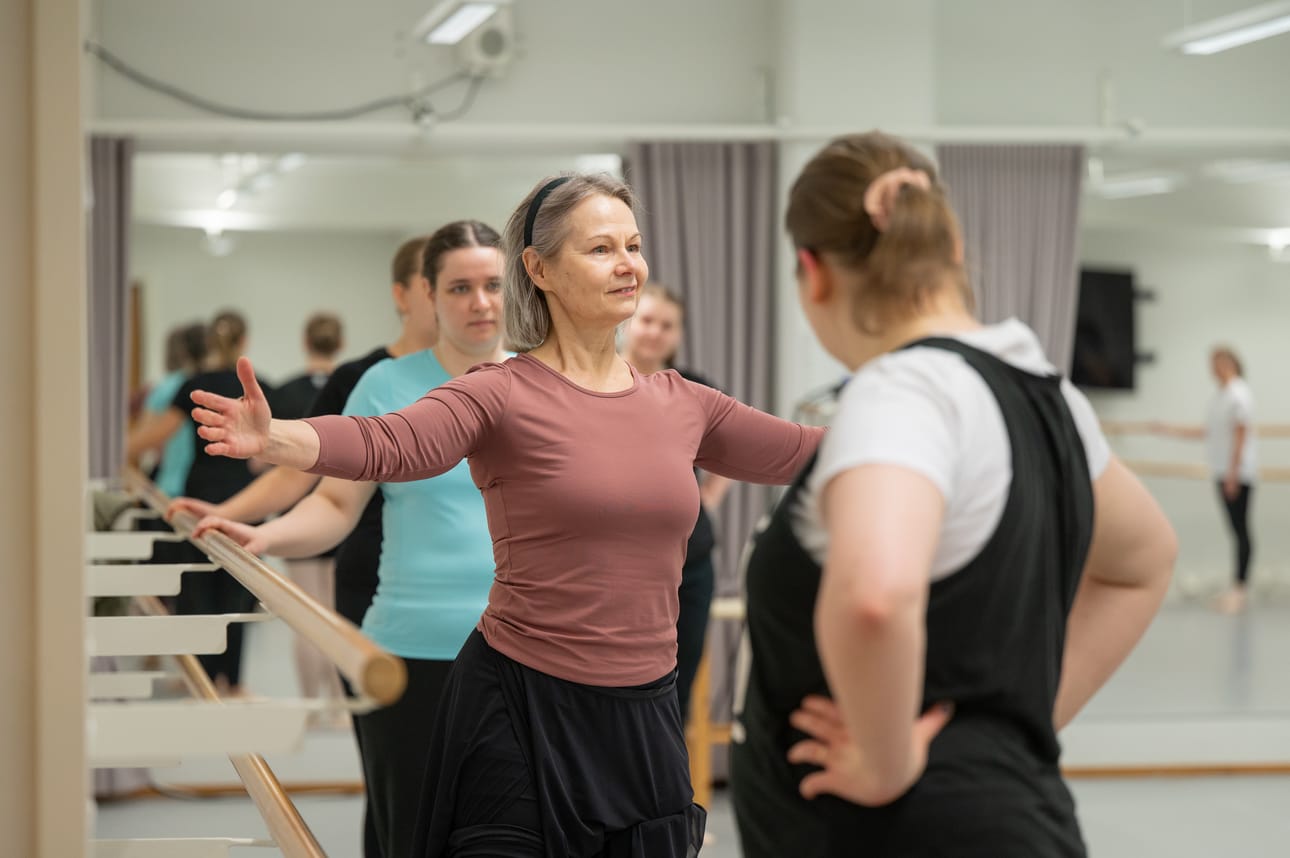 Keho auki ja kannatettuna, Johanna Eskola-Råberg näyttää.