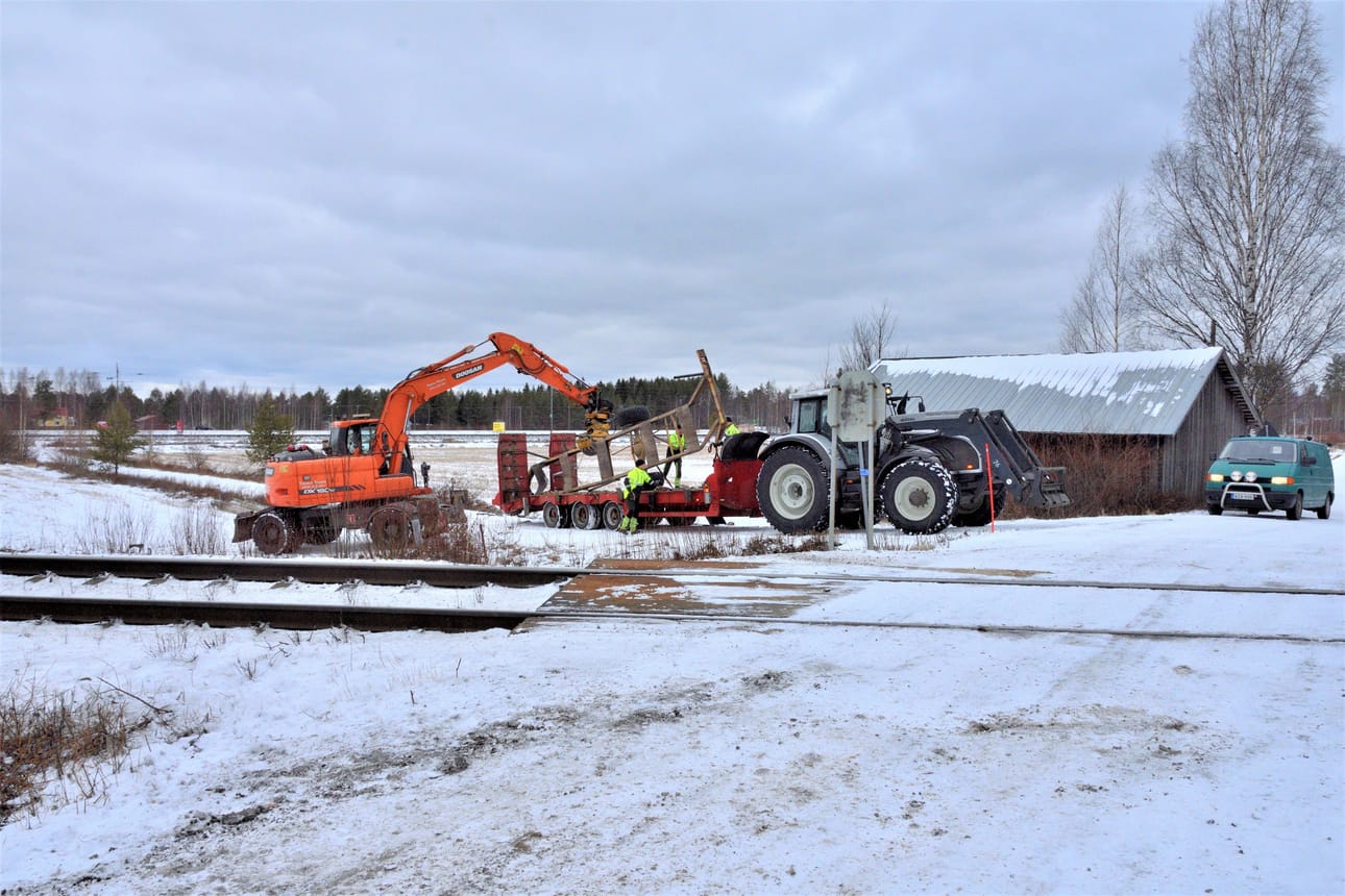 Ylivieskassa sattui perjantaina iltapäivällä tasoristeysonnettomuus.