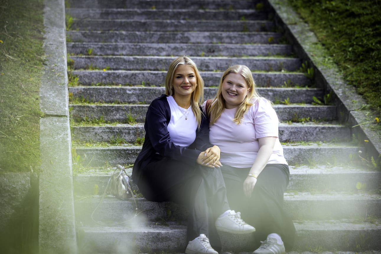 Vaasassa syntyneet ja kasvaneet Sabina Vehkamäki ja Rebecca Vesiluoma tutustuivat kaukana kotoa, Marokossa reality-ohjelman kuvauksissa.