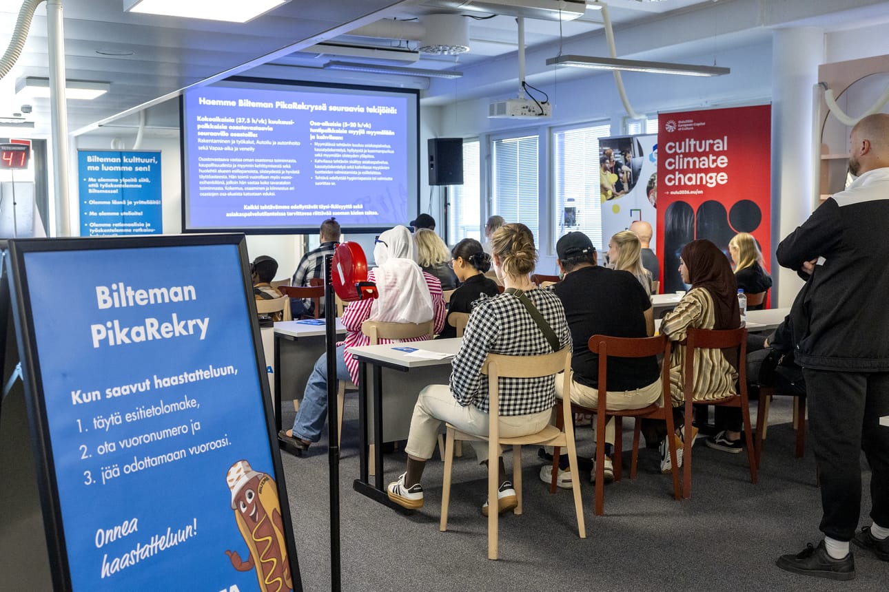 Tiistaina aamupäivällä kymmeniä ihmisiä odotti pikahaastatteluvuoroaan Business Oulun tiloissa.