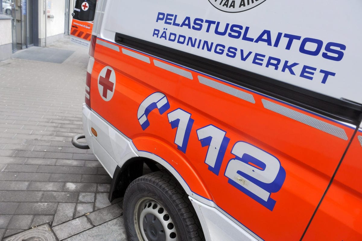 Asunnosta toimitettiin yksi ihminen sairaalahoitoon. LEHTIKUVA / TIMO JAAKONAHO