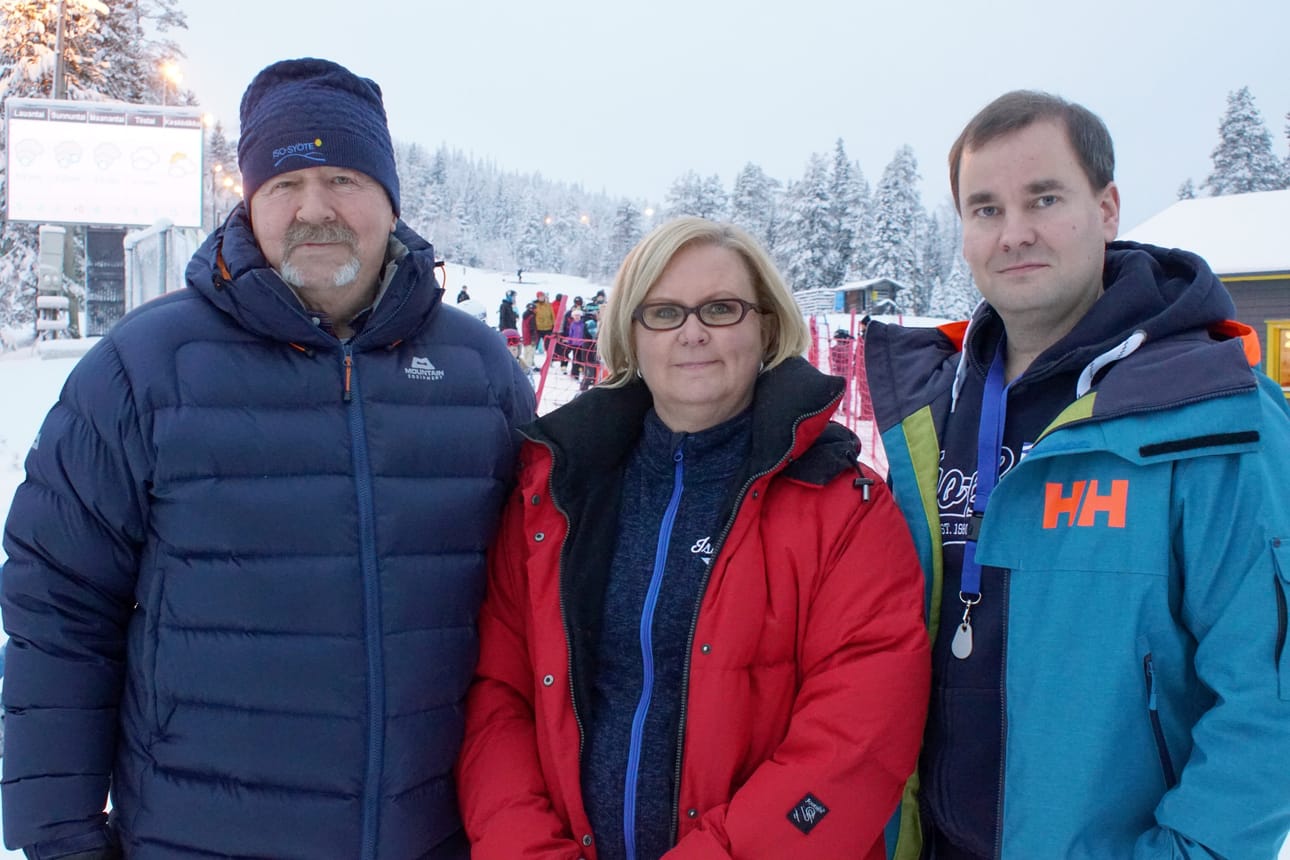 Hiihtokeskus Iso-Syötteen yrittäjät Jorma ja Tarja Terentjeff sekä aluejohtaja Jussi Kiiskilä olivat tyytyväisiä, kauden avaus näytti lupaavalta.