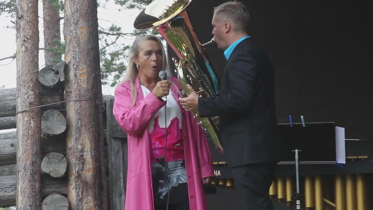 Miina Äkkijyrkkä laulaa Poropuisto Koparassa
