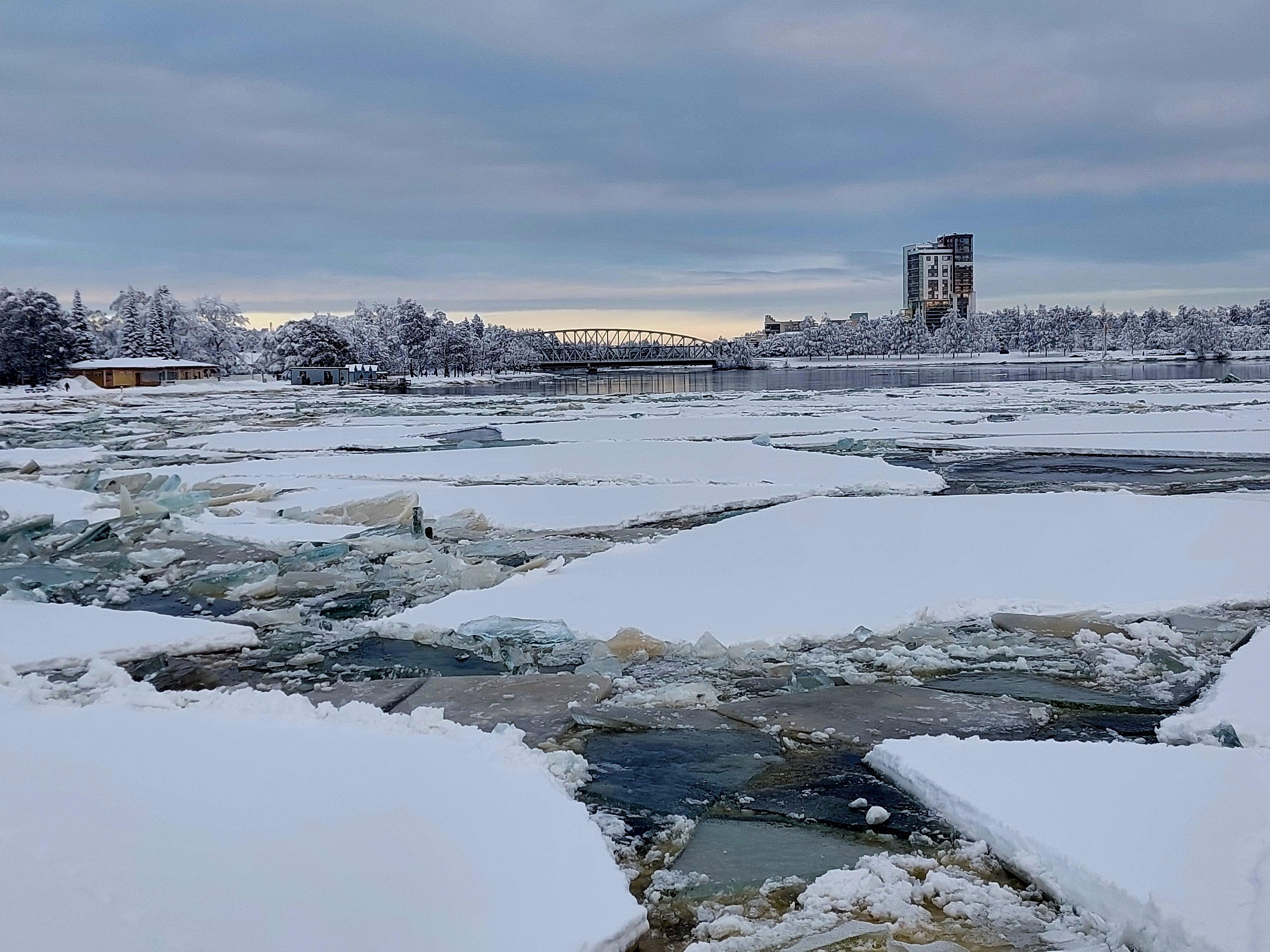 Lukijat kuvasivat Oulujoen poikkeuksellista jäätilannetta