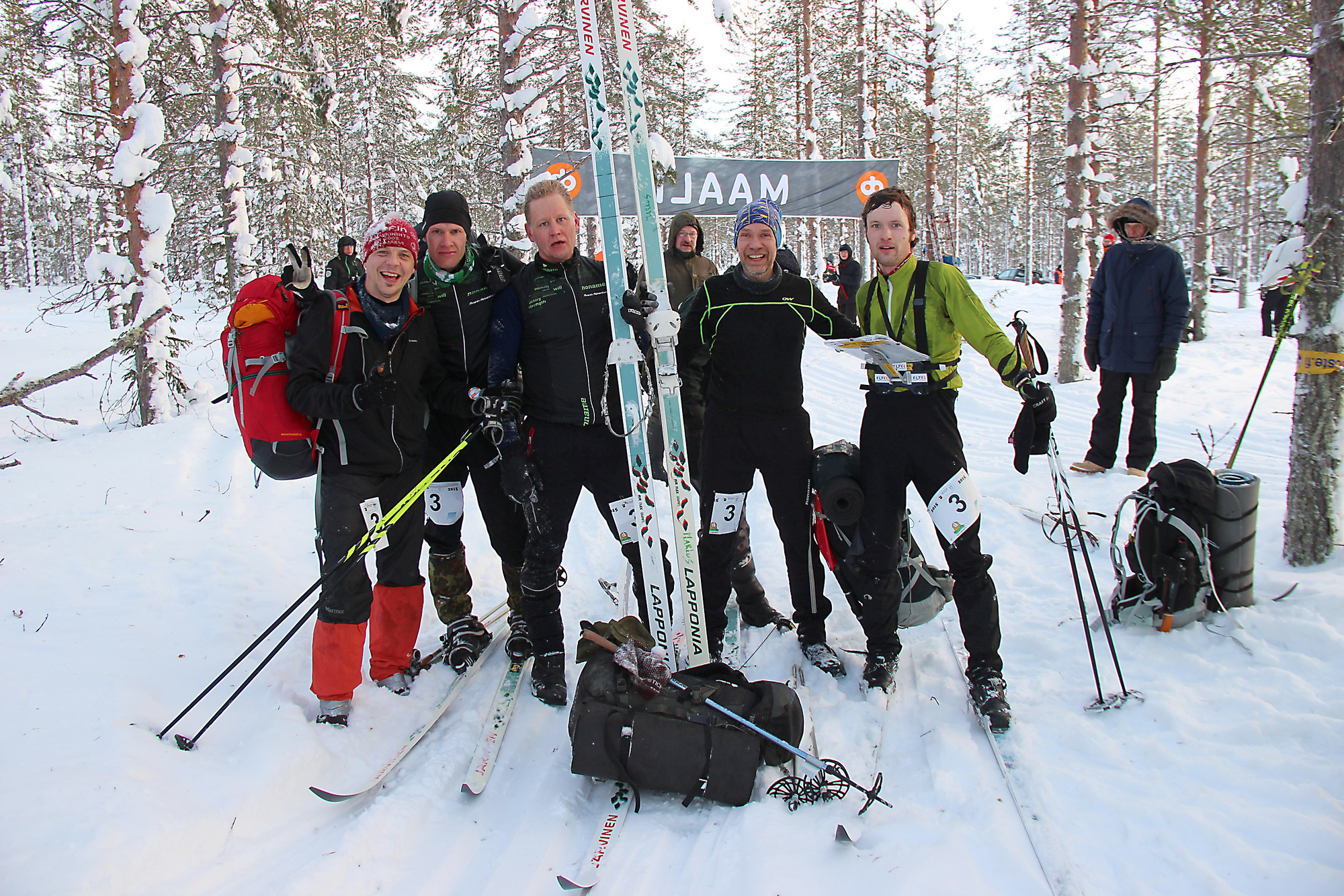 Umpihangen maailmanmestarit Finngrip Kuusamo: Jaakko Pitkänen, Jorma Kainulainen, Pekka Teivaanmäki, Markus Helander ja Janne Kortelainen. Pientä mainosta sponsorin puolesta luonnollisesti annettiin. Kuusamolaista umpihankisidettä on kuulemma kehitetty ja todistettavasti kestää nyt kovaakin käyttöä.