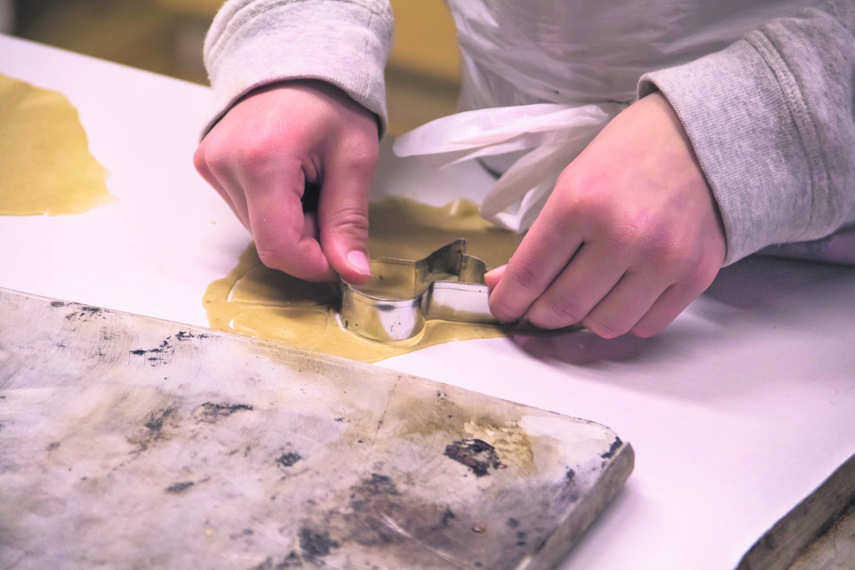 Linnea Kellokoski, Salli Sorvari, Ronja Jutila ja Martta Sorvari keskittyivät pipareiden leipomiseen.