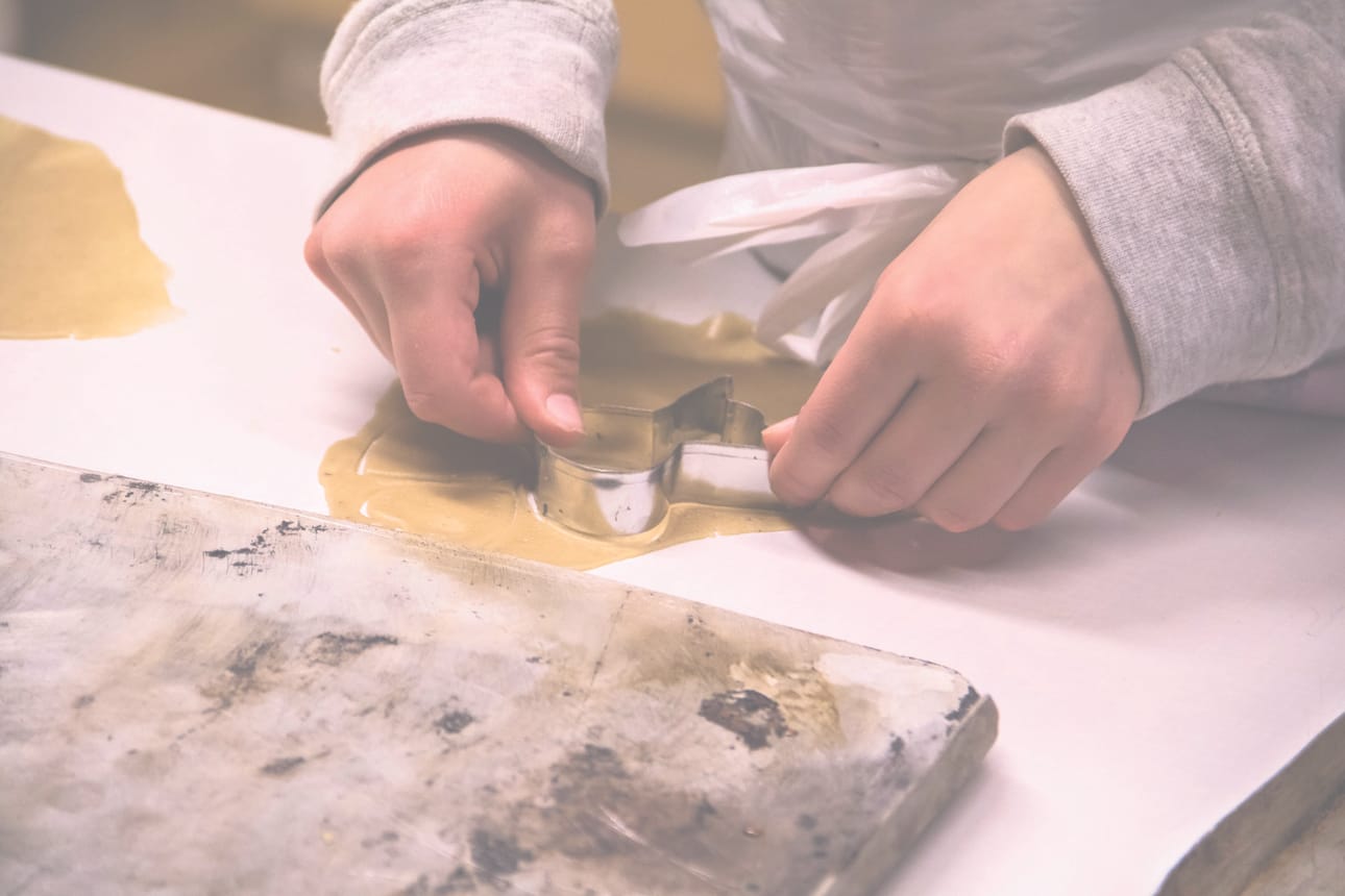 Linnea Kellokoski, Salli Sorvari, Ronja Jutila ja Martta Sorvari keskittyivät pipareiden leipomiseen.
