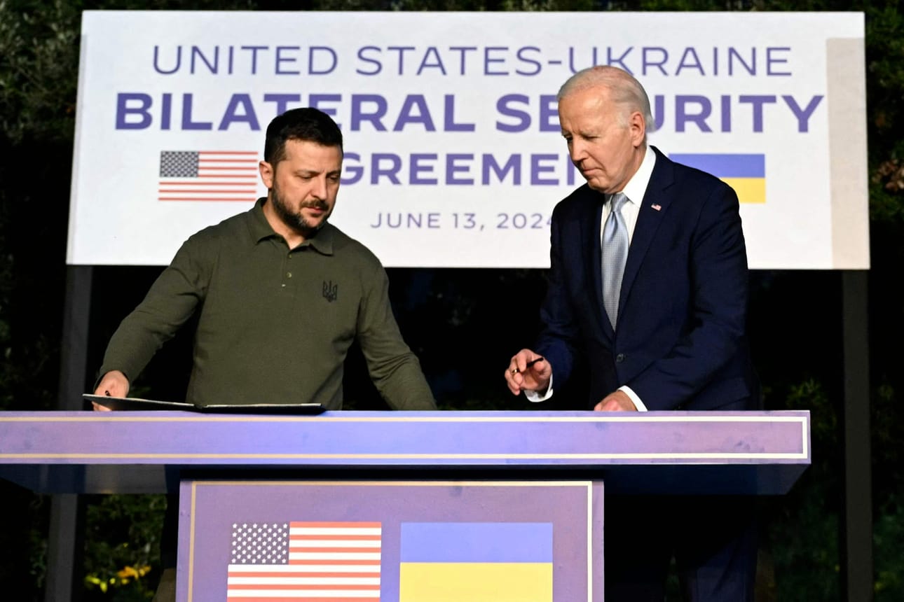 Yhdysvaltain presidentti Joe Biden ja Ukrainan presidentti Volodymyr Zelenskyi allekirjoittivat maiden kahdenvälisen turvallisuussopimuksen. LEHTIKUVA/AFP