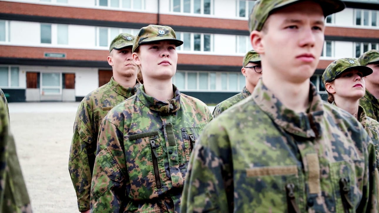 Kainuun prikaatissa opetellaan ensin, miten ollaan naama näkkärillä. Rosa Baskin ensimmäiset sulkeiset sujuvat hyvin.