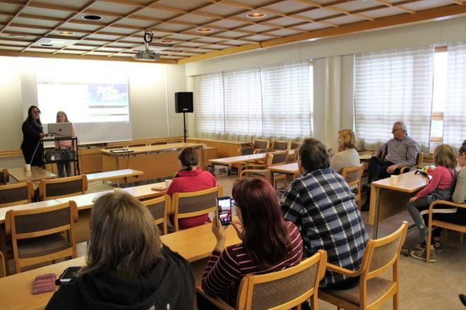 Karijoen valtuustosali oli vaihteeksi varattu nuorille laulajille. Paikalla oli jonkin verran yleisöä. KUVA: MINNA ZILLIACUS
