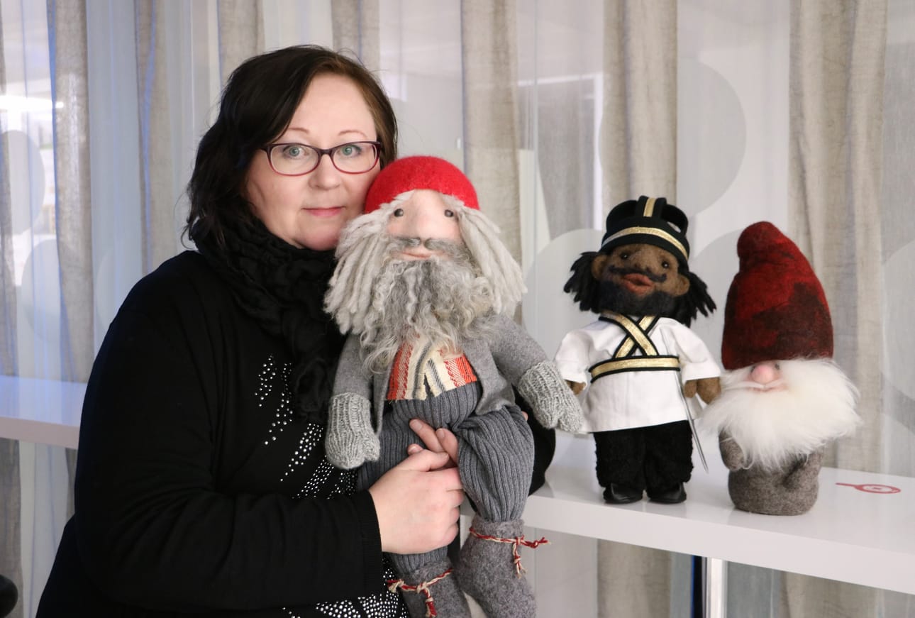 Oululaisen Tea Ahon käsissä syntyy tonttujen lisäksi muitakin satuolentoja peikoista pääsiäisnoitiin.