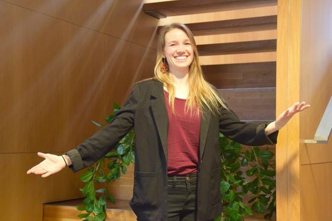 Isabell Ström ottaa elämän vastaan avoimena ja positiivisena. Työ ja opiskelu kulttuurin alalla kuljettavat häntä ympäri maailmaa. Kuva: Raija Koivisto