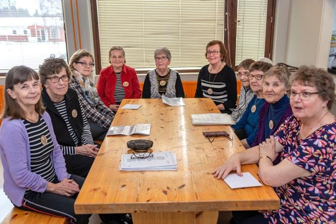 Maaliskuun ensimmäisessä ystäväkerhon kokoontumisessa olivat mukana Eeva-Liisa Koivisto (vas.), Kaija Kataja-aho, Hilkka Raitanen, Aili Rannila, Leila Keisala, Saara Kivikangas, Mirja Lähteinen, Liisa Nelimarkka, Maire Leminen ja Raakel Kantola. KUVA: AARRE LÖYTÖMÄKI