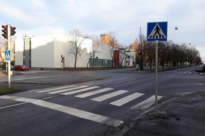 Vakavasti loukkaantunut mies pyysi eilen illalla sivullisilta apua Vaasanpuistikon ja Koulukadun risteyksestä. Kuva: Mikko Kallionpää
