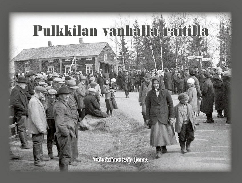 Lauantaina julkistettava kirja kertoo Pulkkilan raitin varrella olevista taloista ja niiden asukkaista. Kansikuva on vuodelta 1933 Suomen sodan muistomerkin paljastustilaisuudesta. Yleisömäärä Toivolan talon edessä kertoo aikansa merkkitapauksesta.