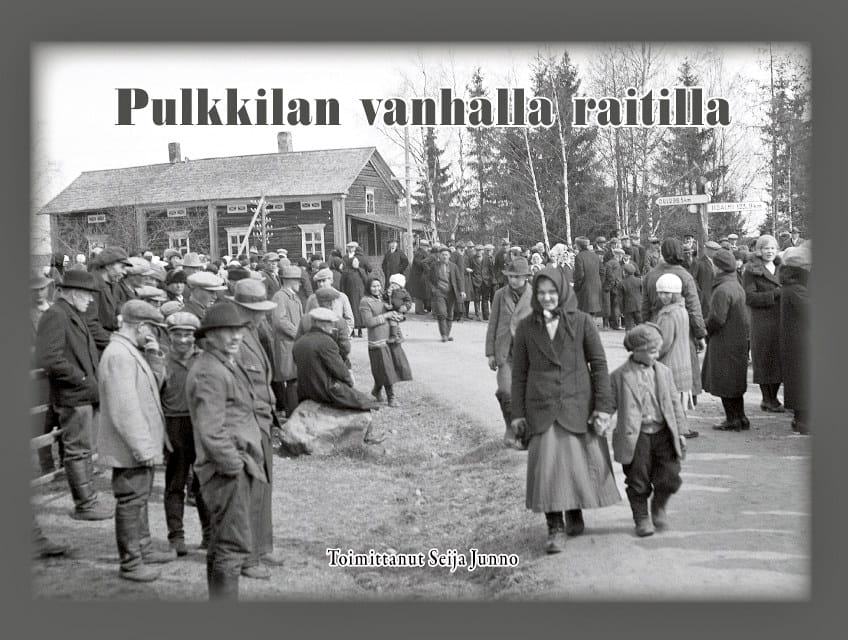 Lauantaina julkistettava kirja kertoo Pulkkilan raitin varrella olevista taloista ja niiden asukkaista. Kansikuva on vuodelta 1933 Suomen sodan muistomerkin paljastustilaisuudesta. Yleisömäärä Toivolan talon edessä kertoo aikansa merkkitapauksesta.
