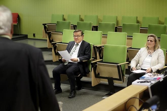 Seinäjoen Ammattikorkeakoulu Oy:n päätöksestä kertoivat hallituksen puheenjohtaja Kari Hokkanen (selin) ja rehtori Tapio Varmola sekä tutkimus- ja innovaatiojohtaja, vararehtori Elina Varamäki. KUVA: HEIKKI HAKANEN