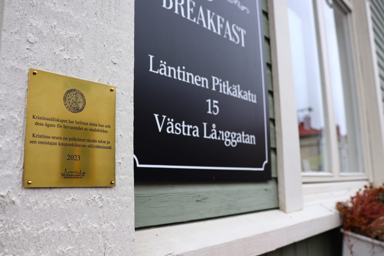 Palkintoon kuuluva messinkikyltti on kiinnitetty palkitun talon seinään Läntisellä Pitkäkadulla.