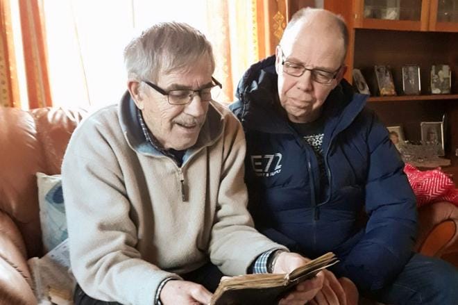 Jouko Mäkelä kävi jokin aika sitten Klas Holman luona Pietarsaaressa ja luovutti tälle löytämänsä vanhan vihon. – Sen kirjoittaja Artturi Holma oli isäni Eino Holman setä, Klas Holma sanoo. KUVA: MAIJU KOIVUSALO