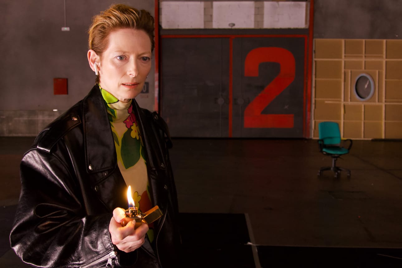 Tilda Swinton tähdittää Pedro Almodóvarin lyhytelokuvaa. Kuva: Yle Pressi