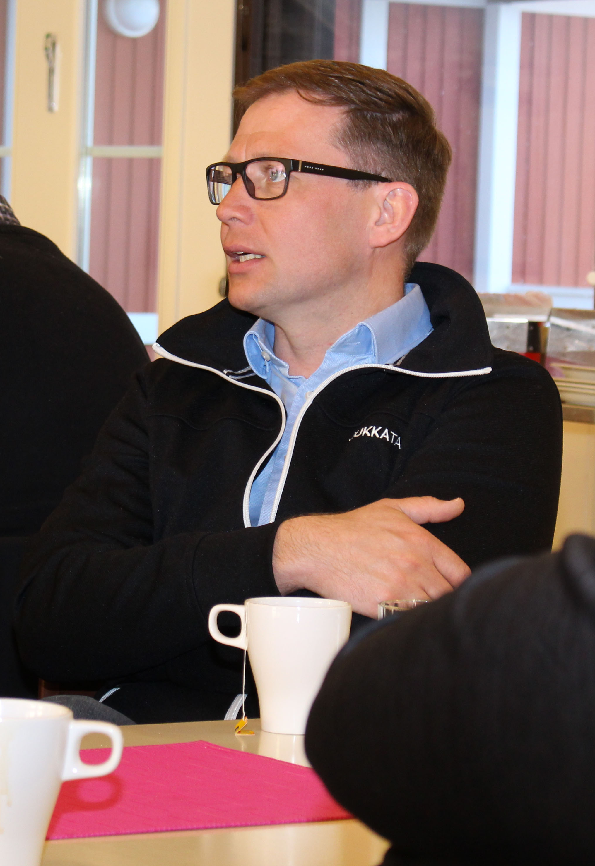 Jukkatalon toimitusjohtaja Mikko Tahkola nosti keskusteluun muun muassa, tarvitaanko Pyhännällä ulkomaalaisia työntekijöitä ja helpottuisiko työvoiman saatavuus, jos Piippolassa koulutettaisiin elintarvikealan osaajia.