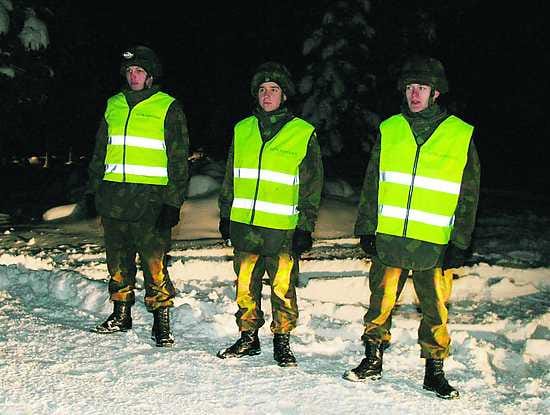 Rovajärven onnettomuuspaikkaa vartioivat sotapoliisit.