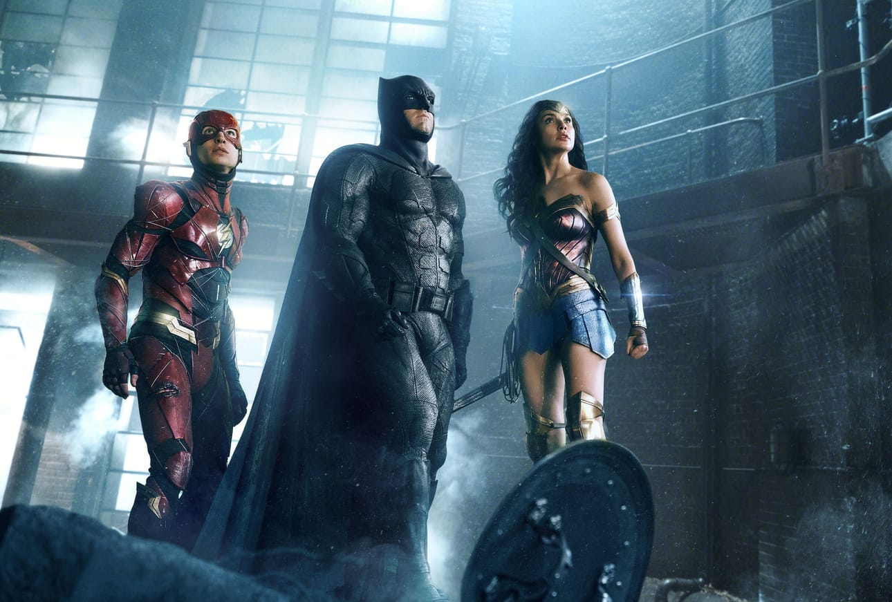 Elokuvassa Justice League Teräsmiehen muistoa kunnioittava Batman yhdistää voimansa Ihmenaisen, Salaman, Vesimiehen ja Kyborgin kanssa pelastaakseen planeetan Steppenwolfilta ja parademoneilta.