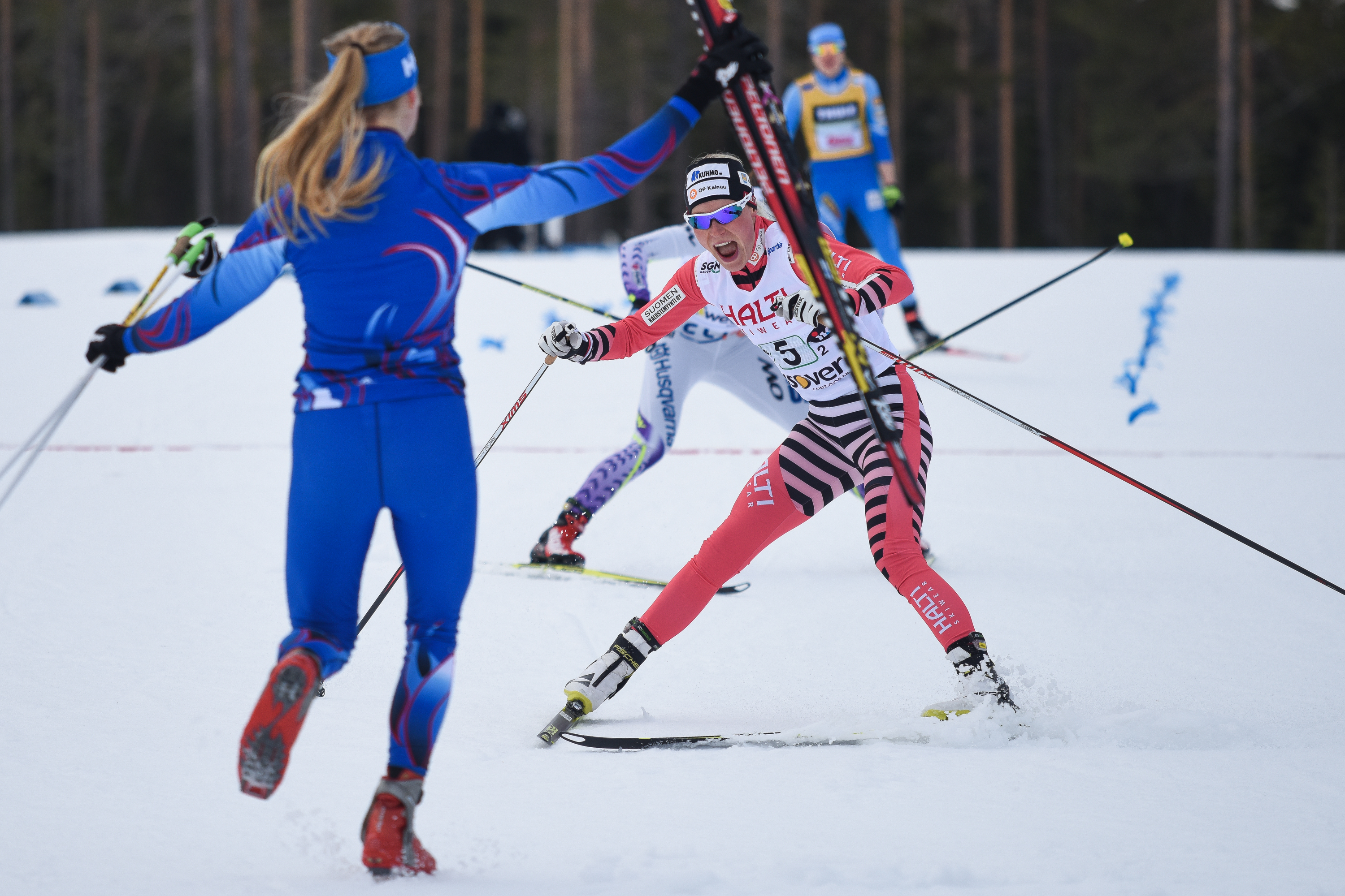 Anne Kyllönen toi Kainuun Hiihtoseuran maaliin naisten parisprintin voittajana. Anita Korva säntää riemuitsemaan Kyllösen kanssa.