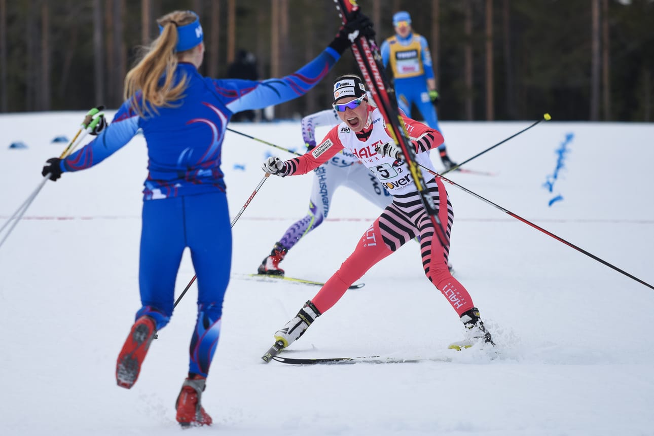 Anne Kyllönen toi Kainuun Hiihtoseuran maaliin naisten parisprintin voittajana. Anita Korva säntää riemuitsemaan Kyllösen kanssa.