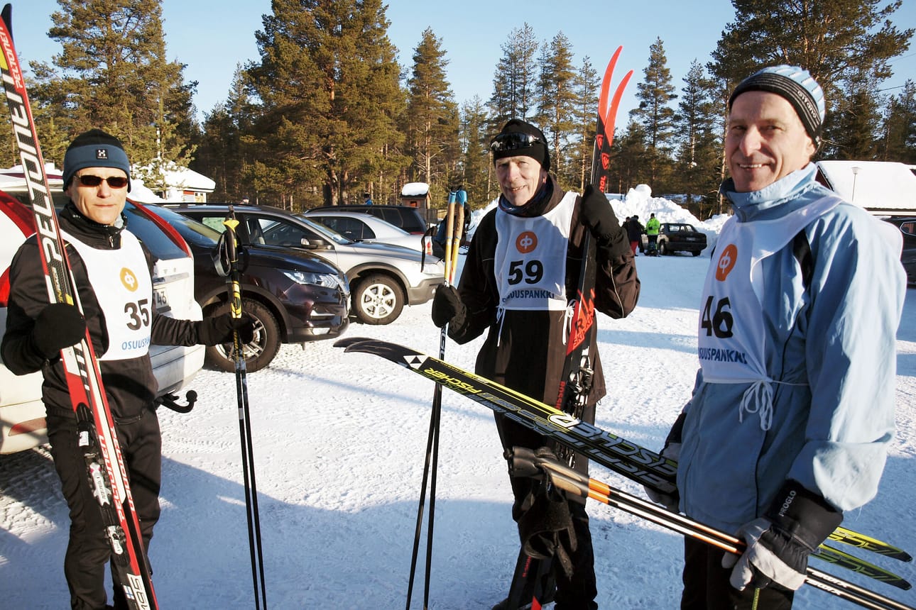 Tapionniemessä koulua käyneet ystävykset Teuvo Kaakkurivaara (vas.), Jorma Mustonen ja Toivo Kunnari pitävät tiiviisti yhteyttä ja osallistuvat joukolla erilaisiin hiihtotapahtumiin.