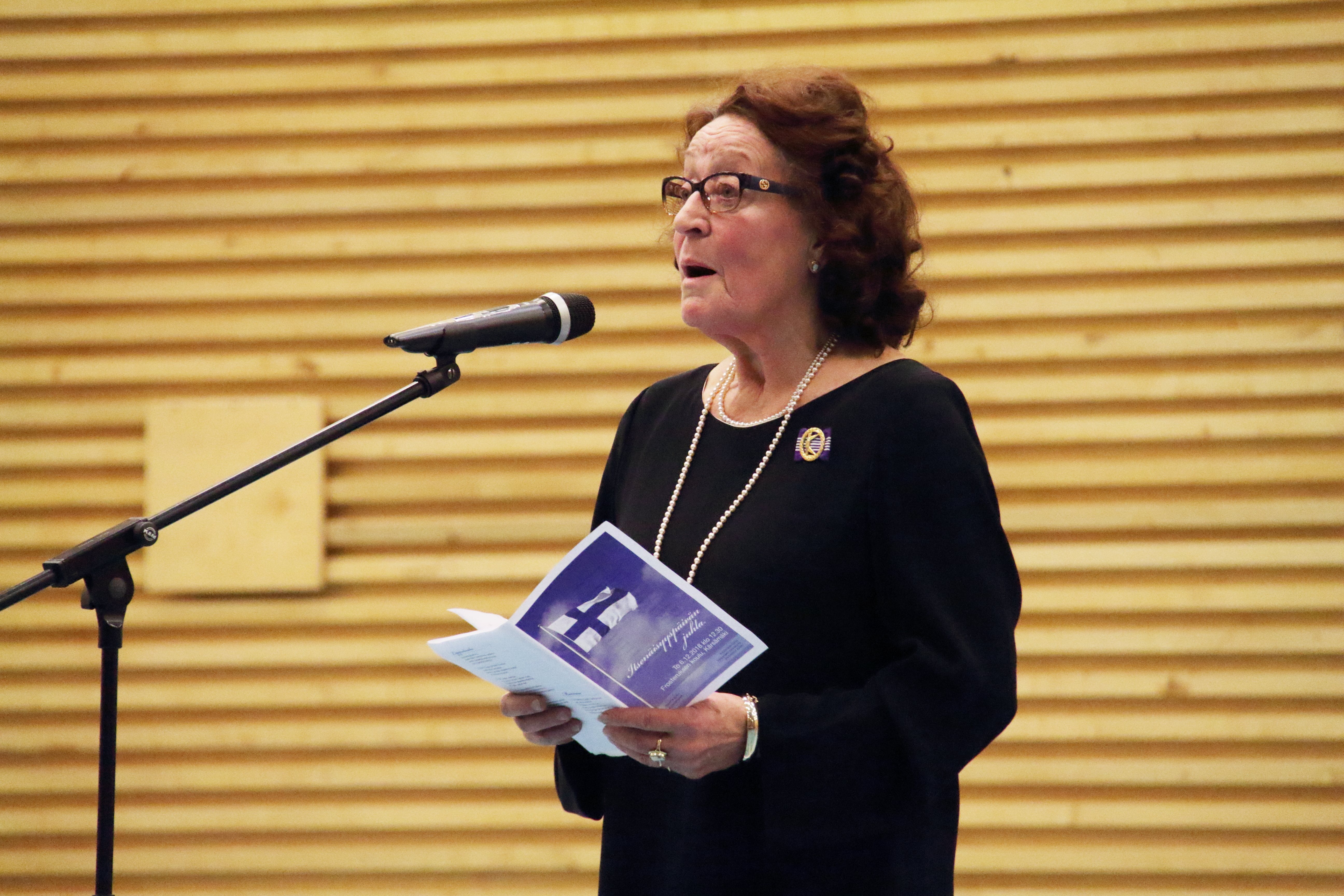 Helmi Saarikoski lausui Leander Rauman kirjoittaman runon, Runo Lotta Svärdin muistolle, joka on omistettu Kärsämäen lotille.