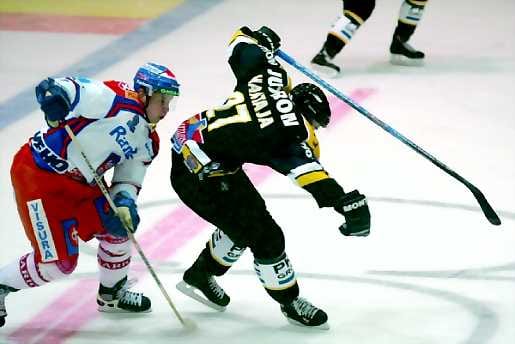 Lippulaiva. Kärpät Oy ja Kärpät-46 ry ovat kaksi eri asiaa. Kärppien edustusjoukkueen pelaaja Juha-Pekka Haataja (oik.) on esimerkki junioripelaajasta, joka on noussut liigakuvioihin.