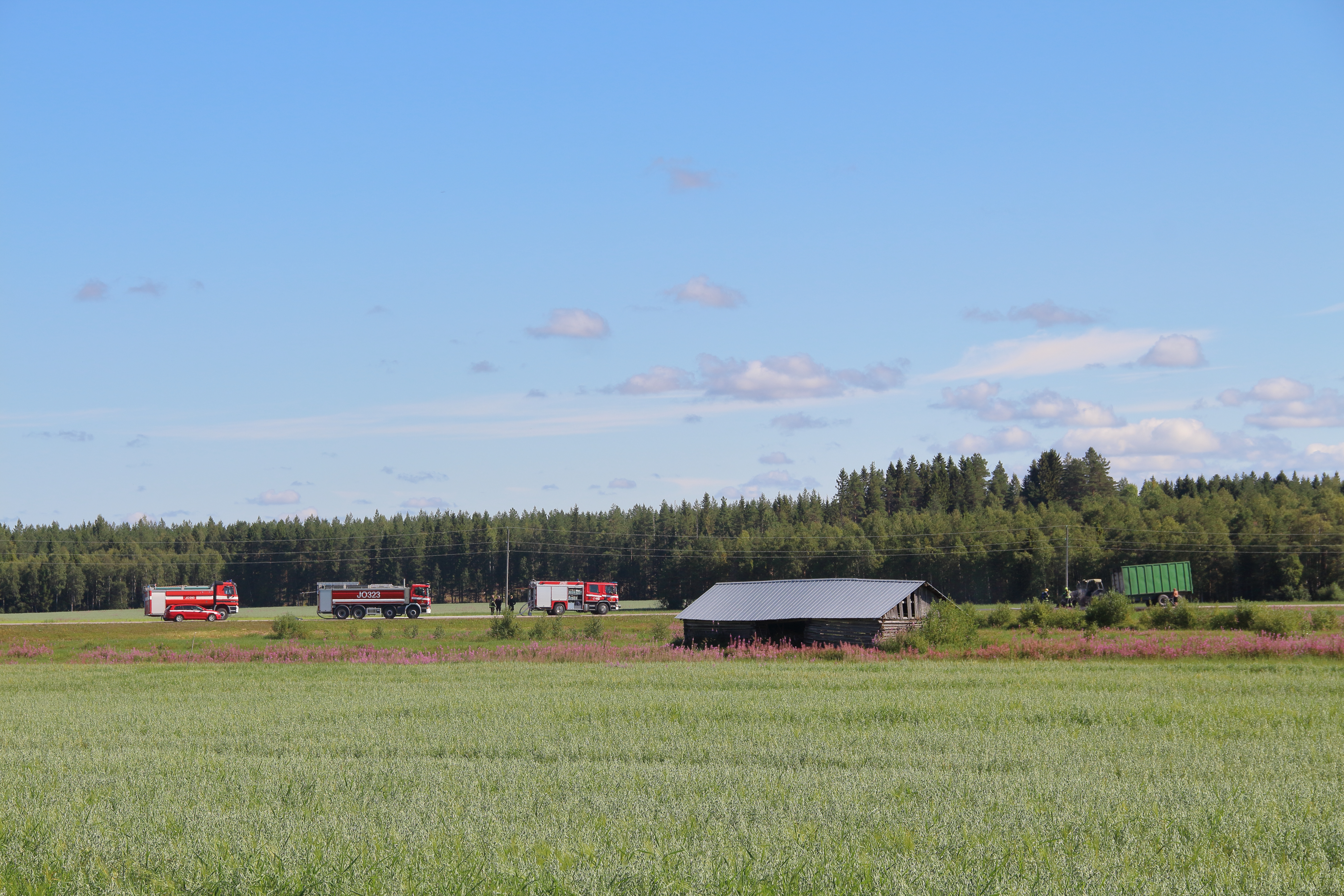 Haketta kuljettanut traktori syttyi palamaan Malmitiellä.