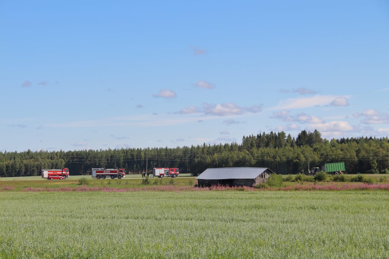 Haketta kuljettanut traktori syttyi palamaan Malmitiellä.