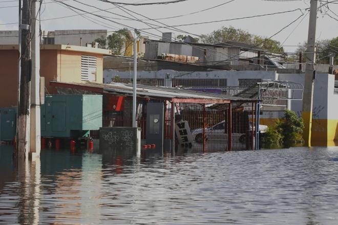 Kadut tulvivat Puerto Ricon pääkaupungissa San Juanissa 23. syyskuuta 2017, kun hurrikaani Maria oli pyyhkäissyt saaren yli. Aluksi arveltiin, että sähköjen palautumiseen menisi kuukausia. Vieläkin osia maaseudusta on pimeänä. Nyt paikallinen sähköviranomainen uskoo, että koko saarelle saadaan sähköt toukokuuhun mennessä. KUVA: Thais Llorca / EPA