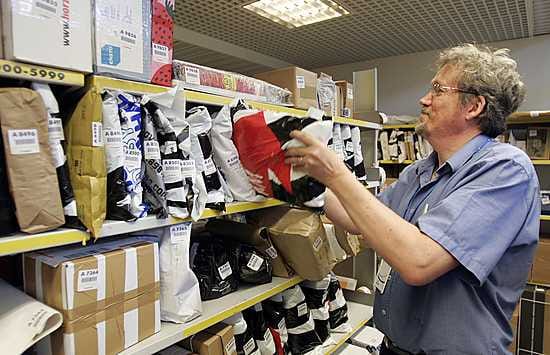 Verkkokaupan kasvu näkyy myös postissa lisääntyvinä paketteina, kertoo myyntineuvottelija Juha Fröjd kertoo Oulun pääpostista.