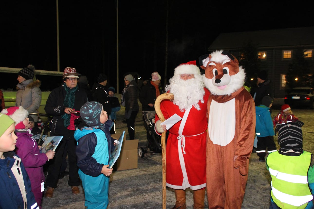 Taukokartanolle tuli Joulupukki, jonka Repo nappasi kainaloonsa.