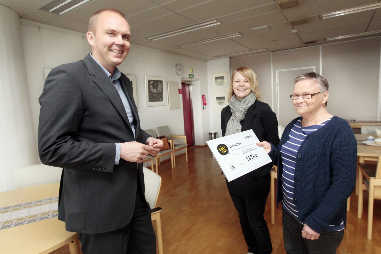 Ookkonää-julkkiskirppiksen ja –hyväntekeväisyyshuutokaupan tuotto, noin 1600 euroa, lahjoitettiin maanantaina Hyvän mielen talon alueelliseen omaistoimintaan. Kalevan puolesta lahjoituksen antoi päätoimittaja Markku Mantila ja sen vastaanottivat Hyvän mielen taloin omaistyöntekijä Sanna Hyry (keskellä)sekä vapaaehtoistyöntekijä ja Omaisfoorumin varapuheenjohtaja Marja-Liisa Leinonen.