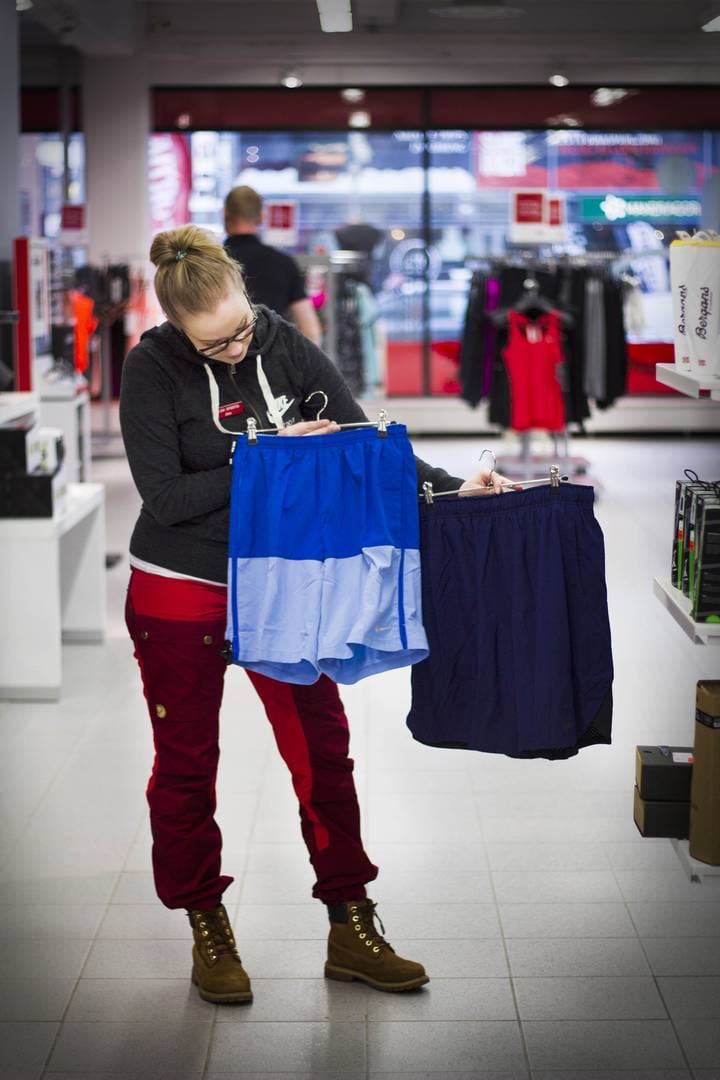 Miehillä juoksushortsit ovat yleensä hieman salishortseja lyhyemmät. Lyhyempi lahje on juoksussa käytännöllisempi.