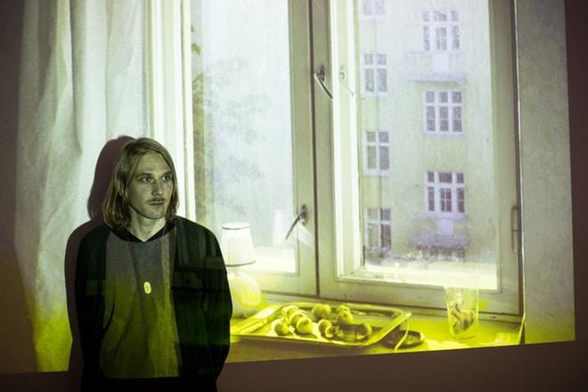 – Ymmärsin, että minua oli pitänyt uskossa kiinni tietynlainen vilpittömyys, johon kietoutuu melankoliaa, sanoo 17-lapsisesta lestadiolaisperheestä tuleva Saku Soukka. Hän sanoo löytäneensä taiteesta jotain samaa kuin uskosta. KUVA: MATTI HAUTALAHTI