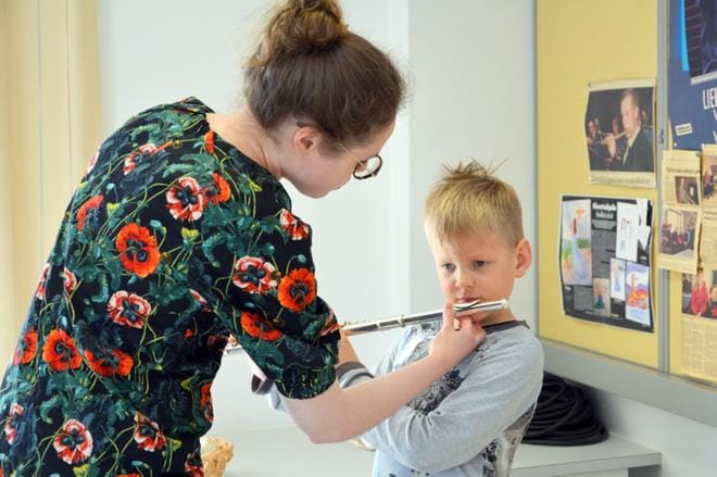 Reima Kurikka sai poikkihuilun kuiskailemaan Maisa Pasilan ohjauksessa. KUVAT: MIINA HAKALA