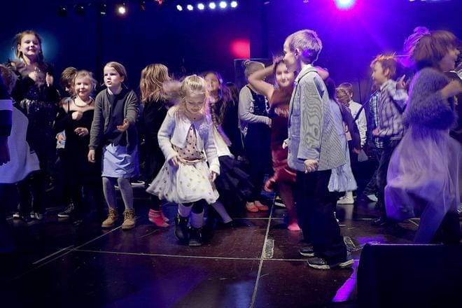 Hula, hula, eläköön Suomen itsenäisyys! Wenla Saarinen ja Miro Hautaviita vaihtoivat perinnevalssin letkeämpään menoon ja tanssivat Kristiinahallissa yli 400 oppilaan kanssa yhdessä juhlavuoden kunniaksi. KUVAT: AUNE WARONEN