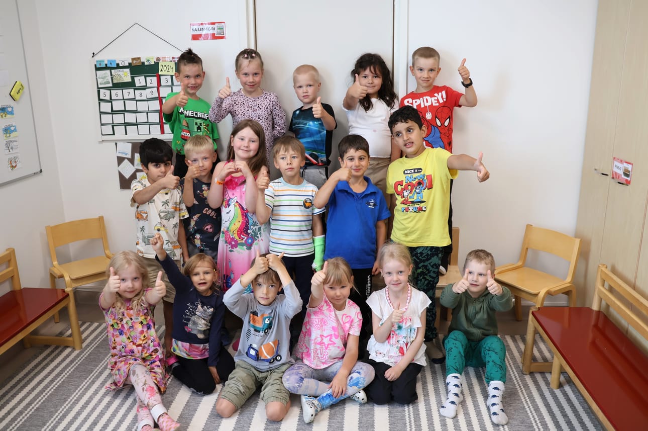 Kristiinan suomenkielisen esikoulun lapset peukuttivat ja lähettivät reippaita onnitteluja 375 vuotta täyttävälle kaupungille.