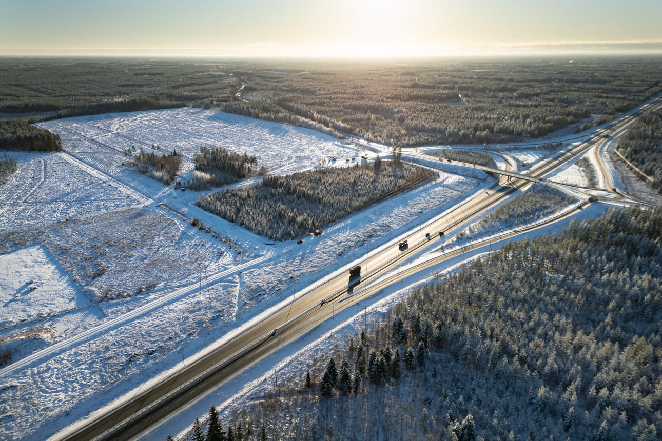 Seinäjoen kaupunki on jo hakannut metsää datakeskusalueelta. Aukko ammottaa Itäväylän ja Ämmäläntien välisellä alueella Eskoon eritasoliittymän kupeessa. Datakeskuksen ensimmäinen vaihe rakennetaan kuvassa ylimpänä näkyvälle puuttomalle alueelle. Itäväylän varsi rakentunee myöhemmin.