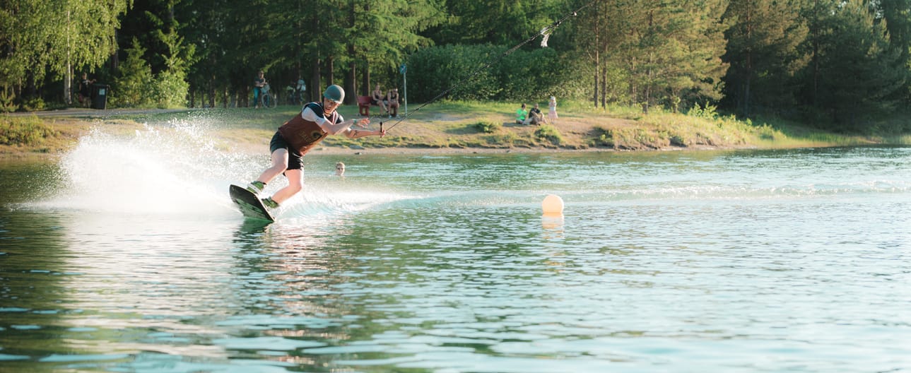 Wakeboardingia voi harrastaa Tanelinlammella koko kesän.
