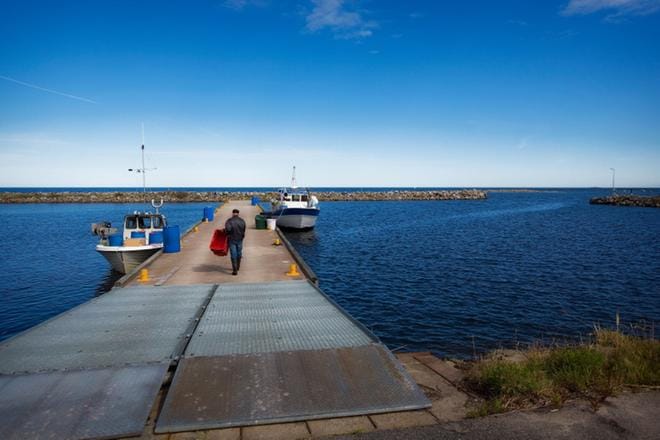 Mustasaari ja Vaasa loivat kuntaliitosneuvotteluille viisi työryhmää. Yksi työryhmä käsittelee saariston ja maaseudun elinvoimaisuutta. Kuva on Svedjehamnin kalasatamasta Mustasaaressa. KUVA: EETU SILLANPÄÄ