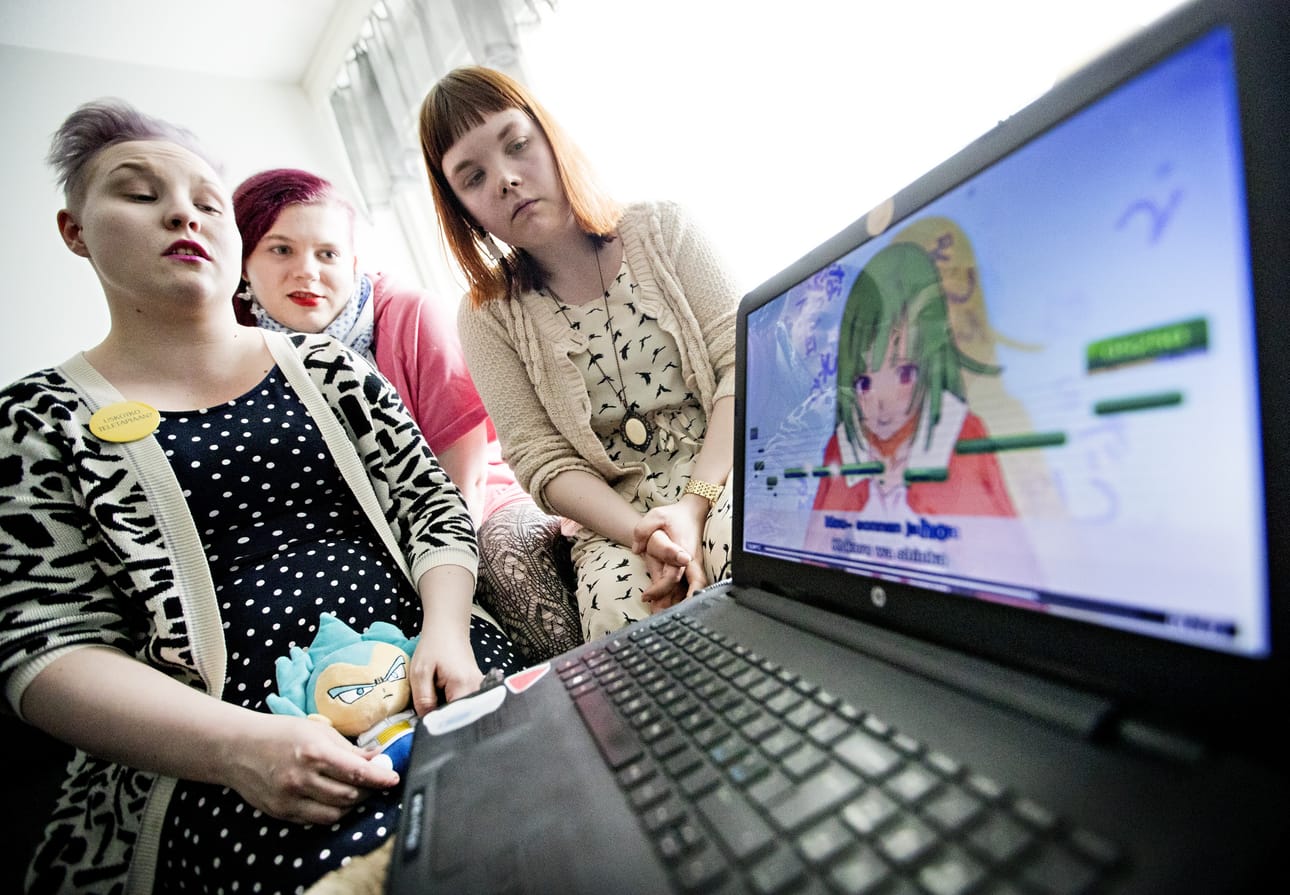 Hanne-Maria Karhula (vas.) ja Hannele Tervo ja Nita Mäenpää kuuluvat Matsuconin ”coniteaan” eli 26-henkiseen järjestäjäporukkaan. – Matsu tarkoitaa mäntyä, mikä sopii tänne pohjoiseen. Sana viittaa myös matsuriin, perinteiseen japanilaiseen kevätkatujuhlaan, kolmikko selventää tapahtuman nimen taustoja.